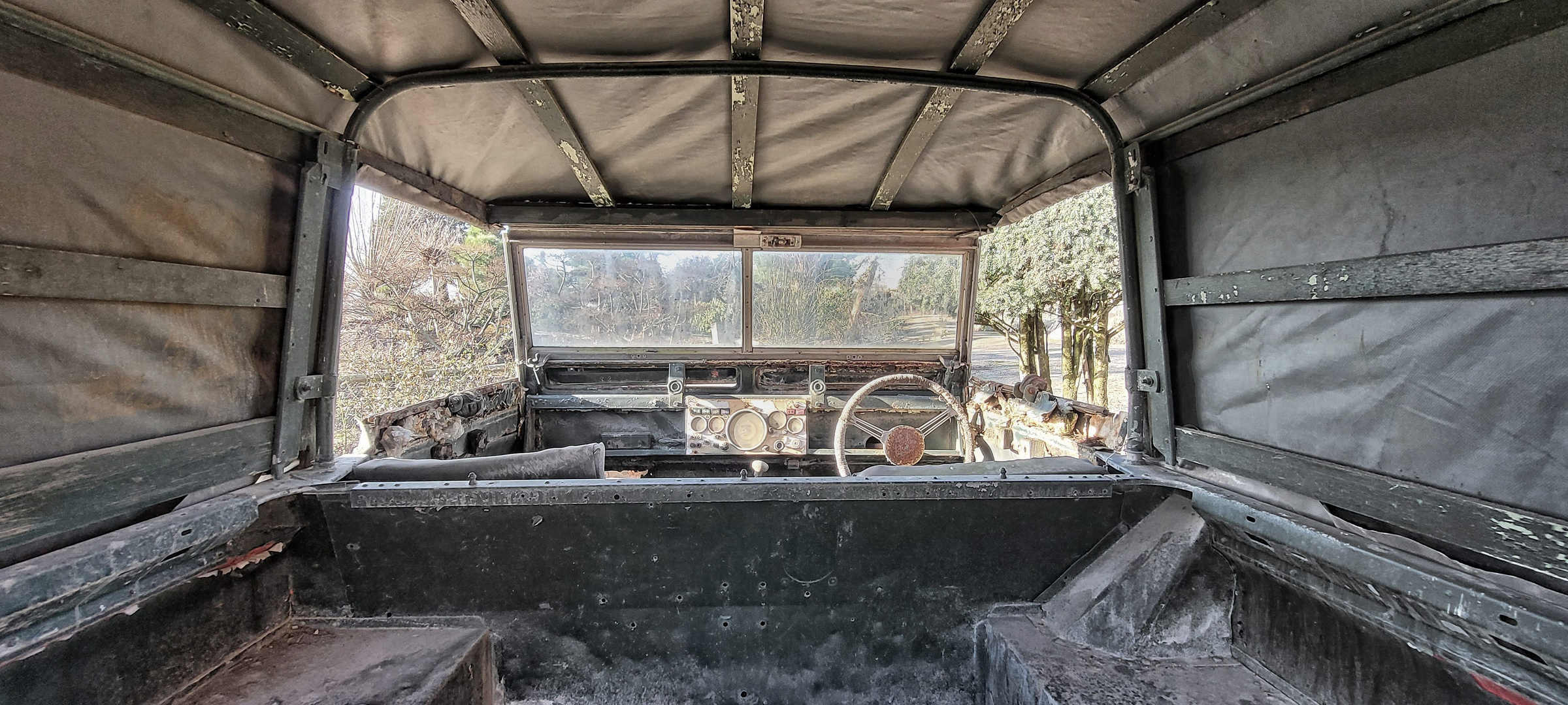 Land Rover c)  - Rost in peace