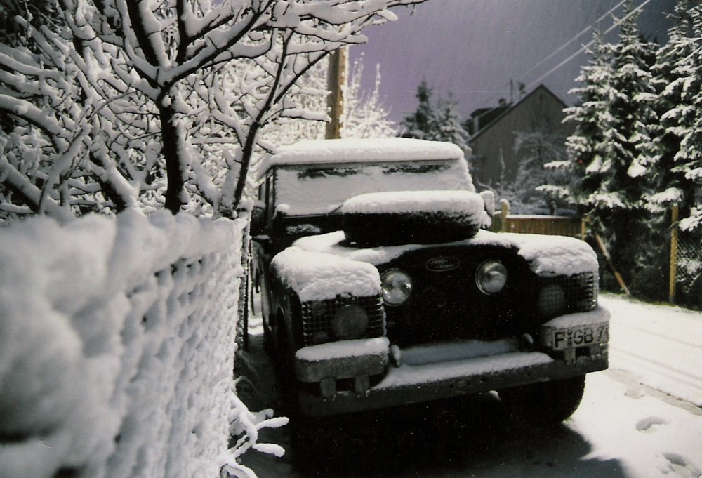 Land Rover im Schnee