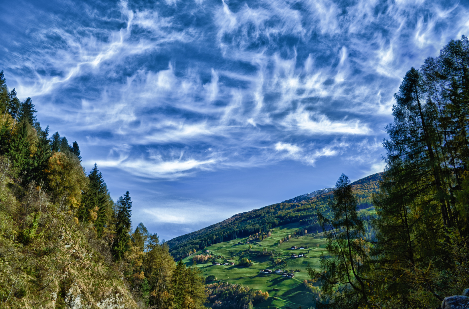 Land und Wolken