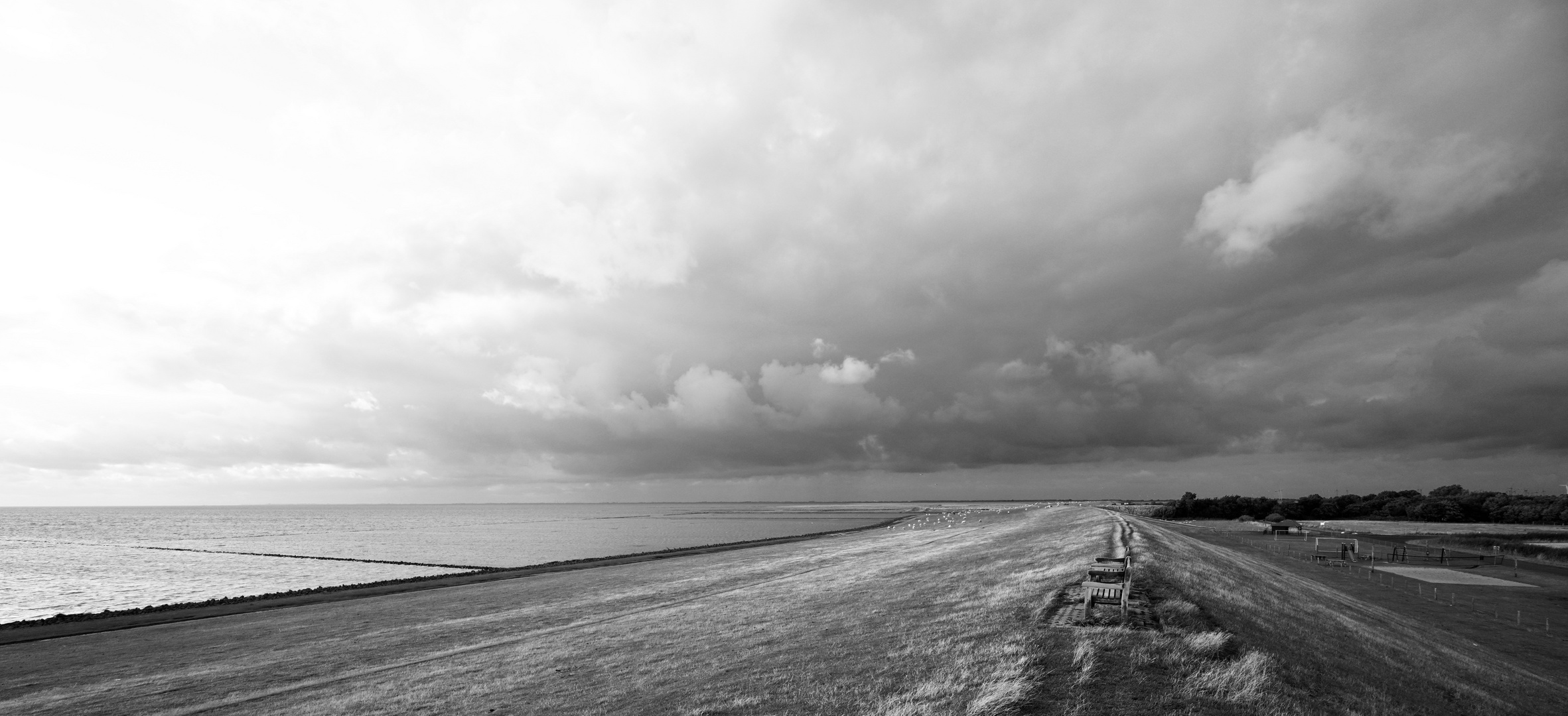 Land zwischen Himmel und Wasser