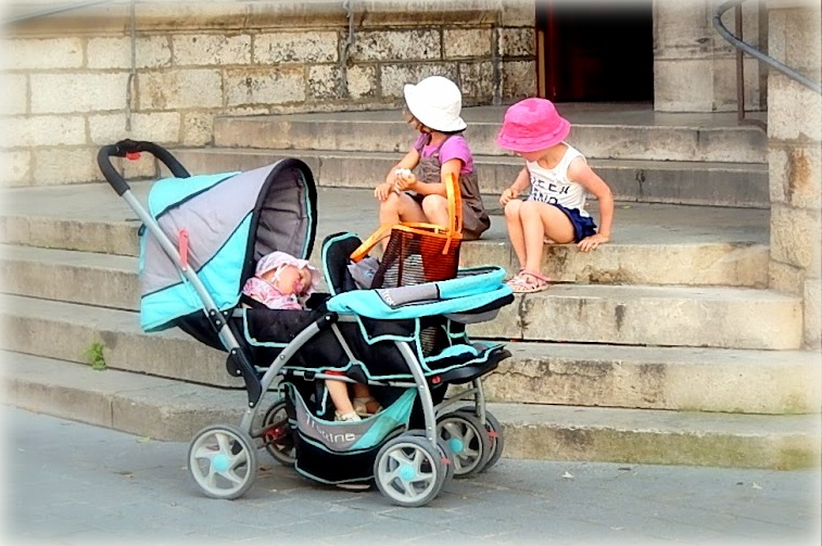 Landau un jour d'été devant l'église 