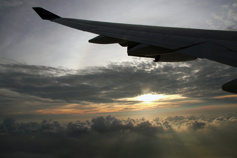 Landeanflug im Sonnenaufgang