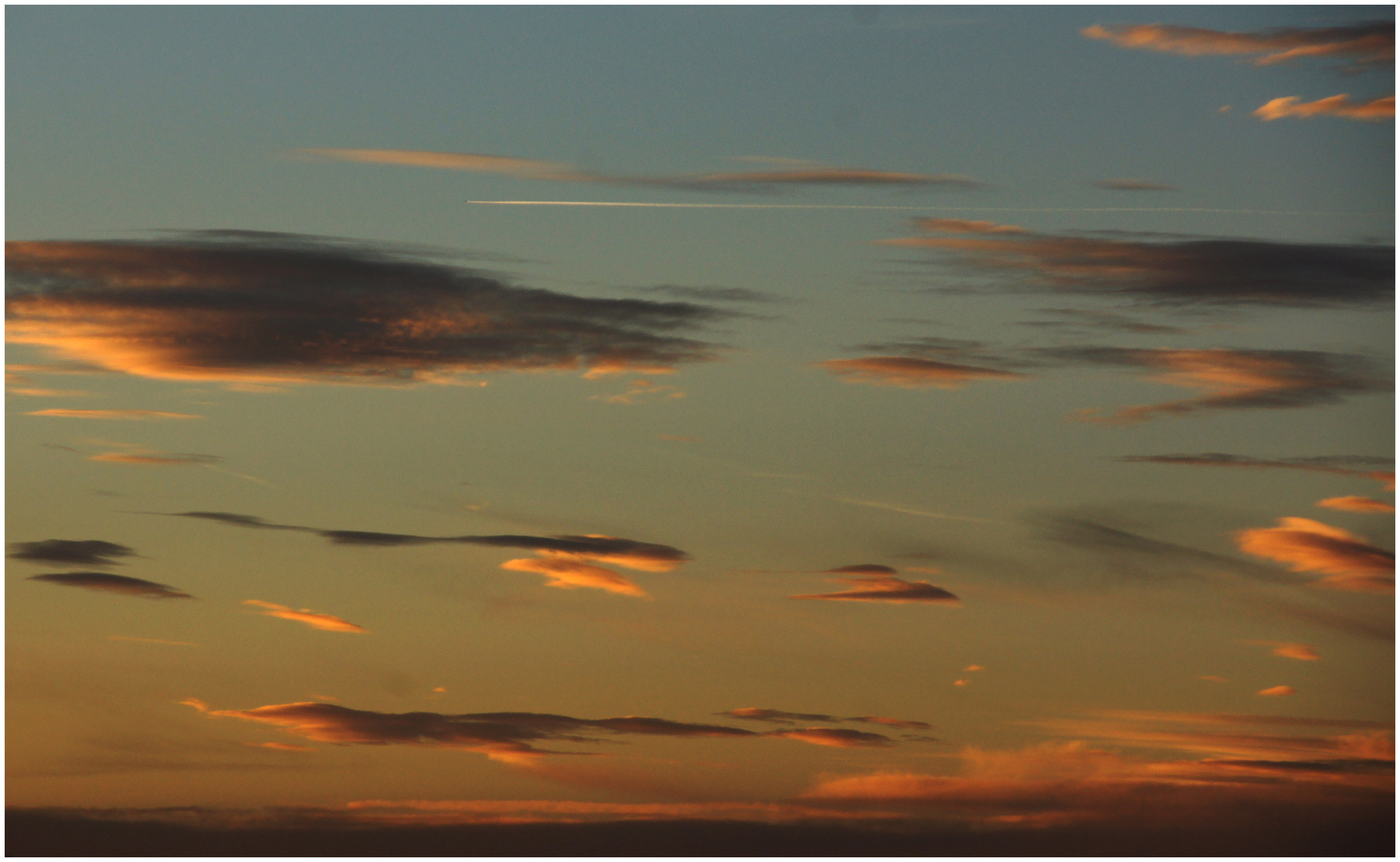 Landeanflug in den Abendwolken