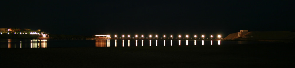 Landebrücke bei Nacht