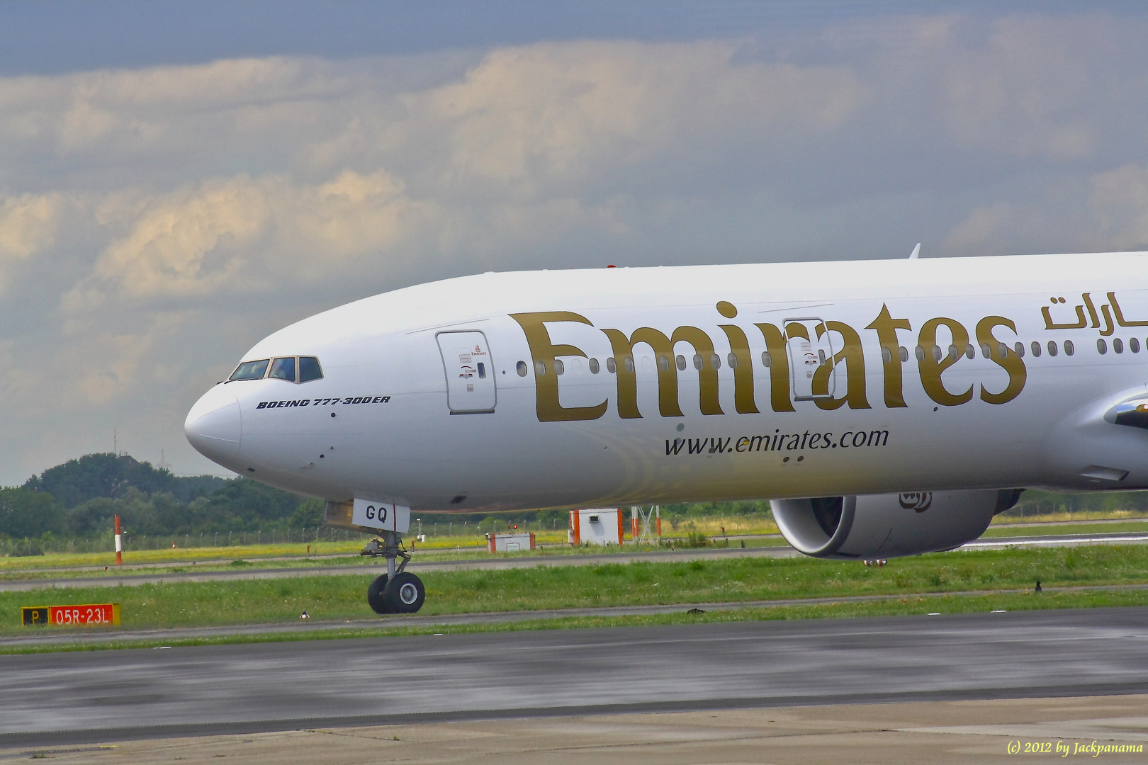 Landende Machine der Emirates, aus Dubai kommend ...