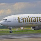 Landende Machine der Emirates, aus Dubai kommend ...