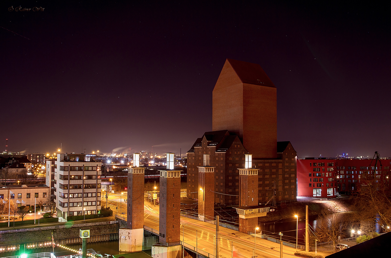 Landesarchiv Duisburg bei Nacht