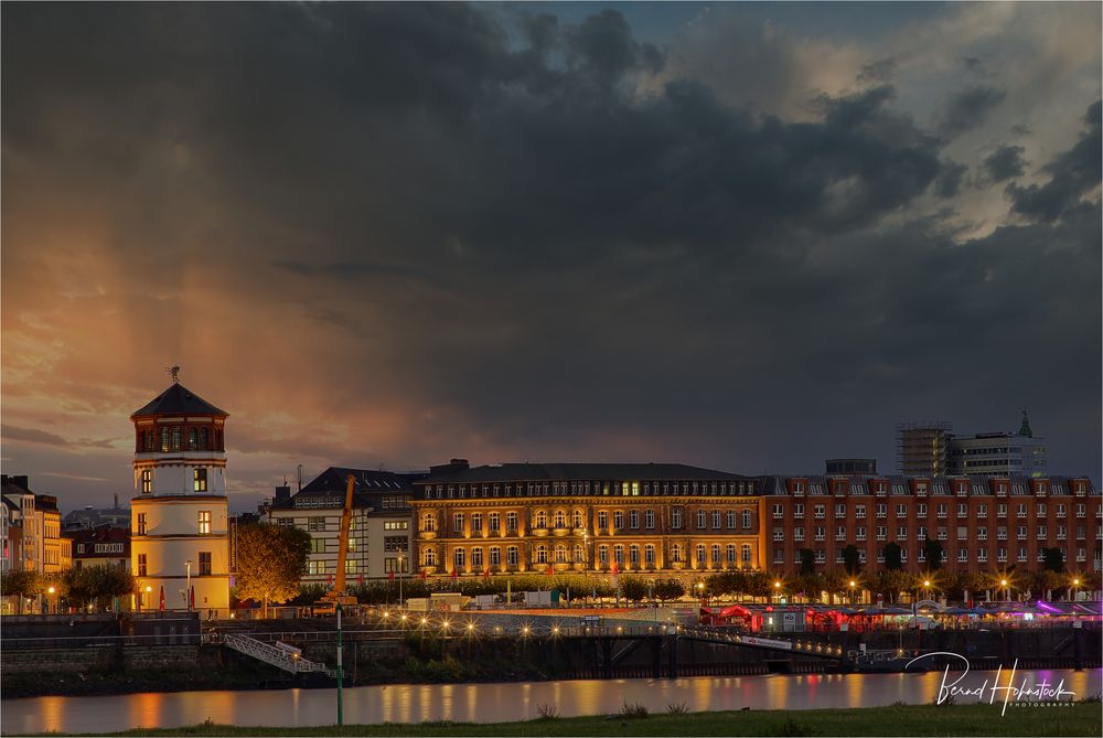 Landeshauptstadt von NRW. Foto &amp; Bild | nacht, licht, rhein Bilder