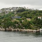 Landestypische Häuser stehen links und rechts in den Fjorden.
