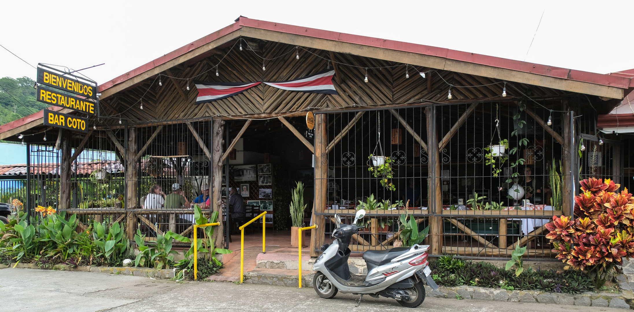 ...landestypisches Restaurant in Orosi...