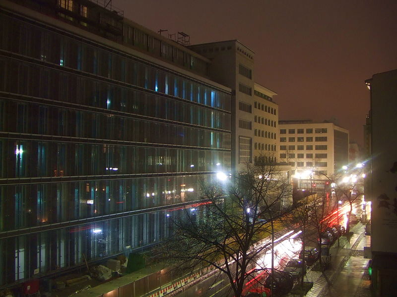 Landeszentralbank, Nachts 22°° Uhr, bei Regen