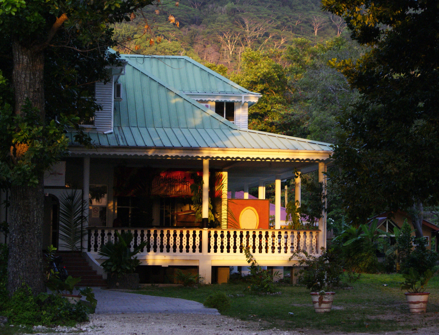 Landhaus auf der Insel La Digue im Sonnenuntergang