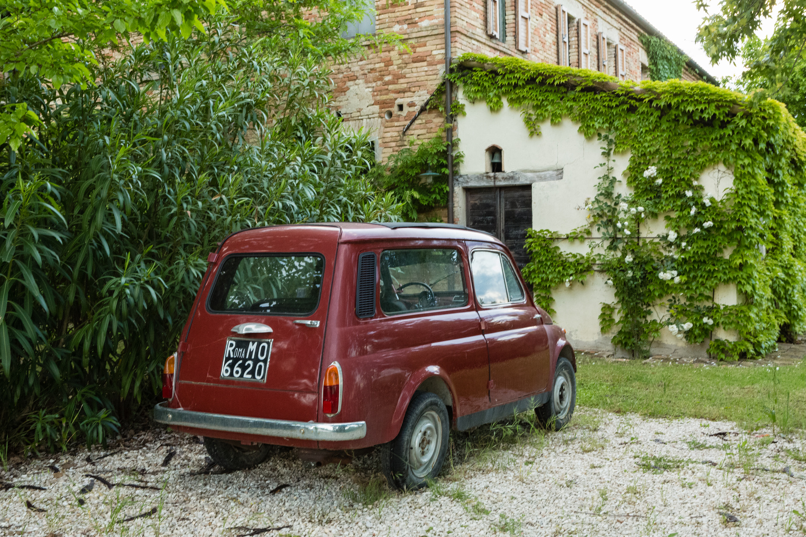 Landhausidylle mit altem Fiat