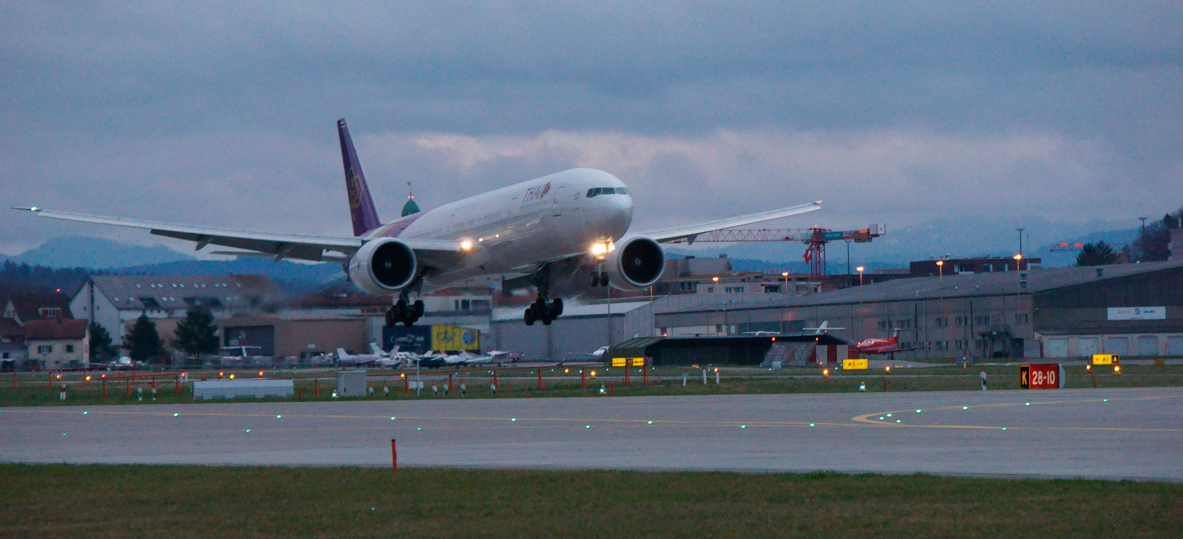 Landing der Thai Airways mit 777