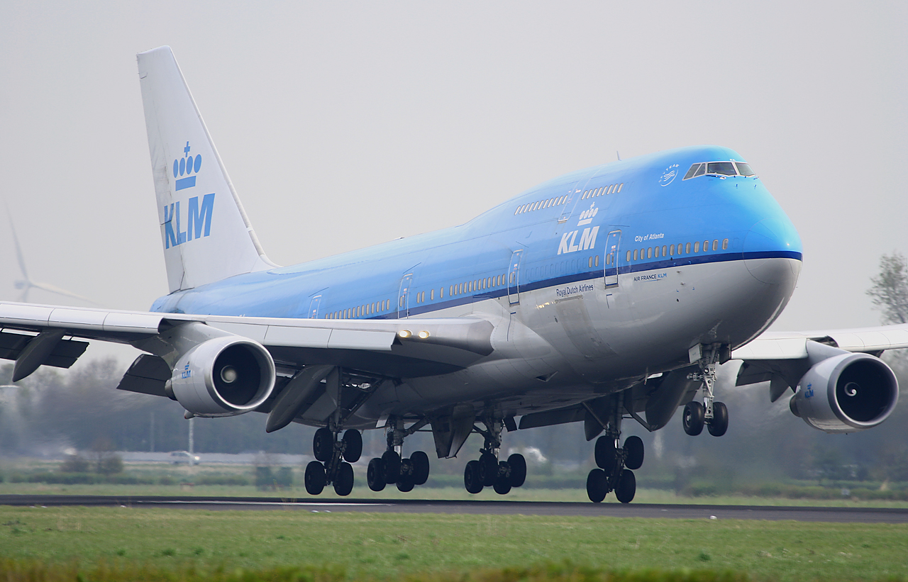 Landing of a Boeing 747-400