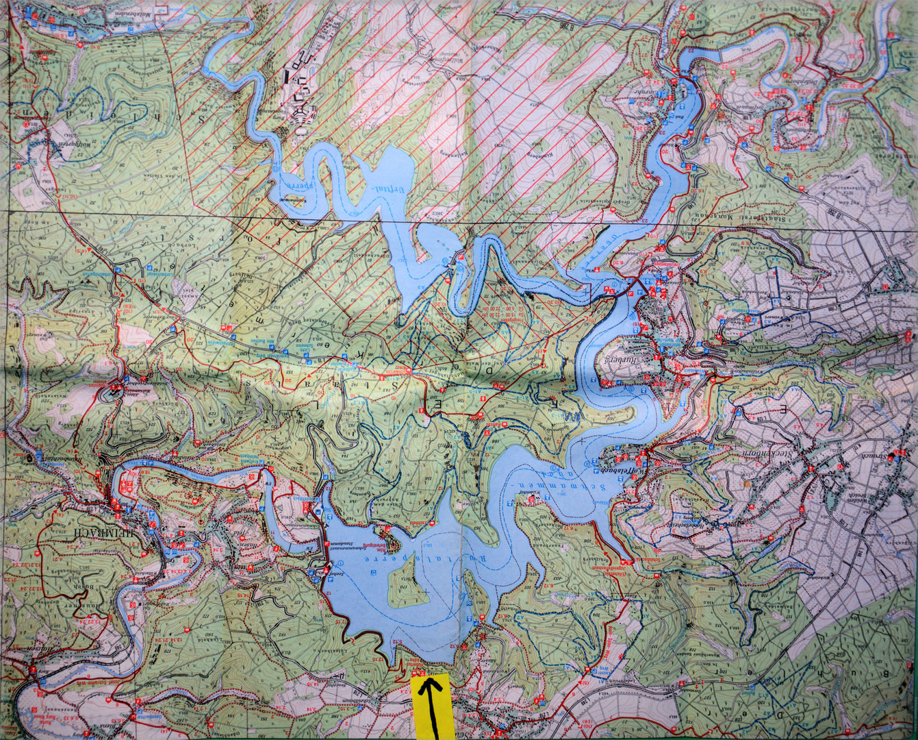  Landkarte mit der Schwammenauel-Talsperre  in der Eifel