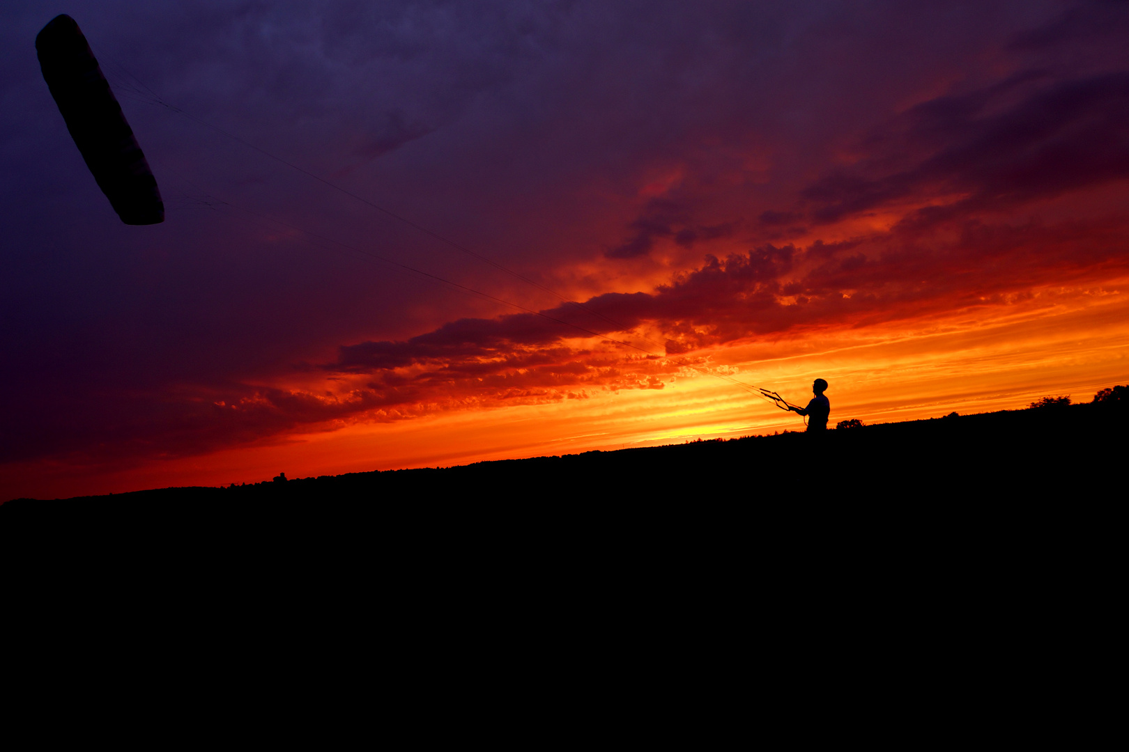 Landkiteboarding im Sonnenuntergang