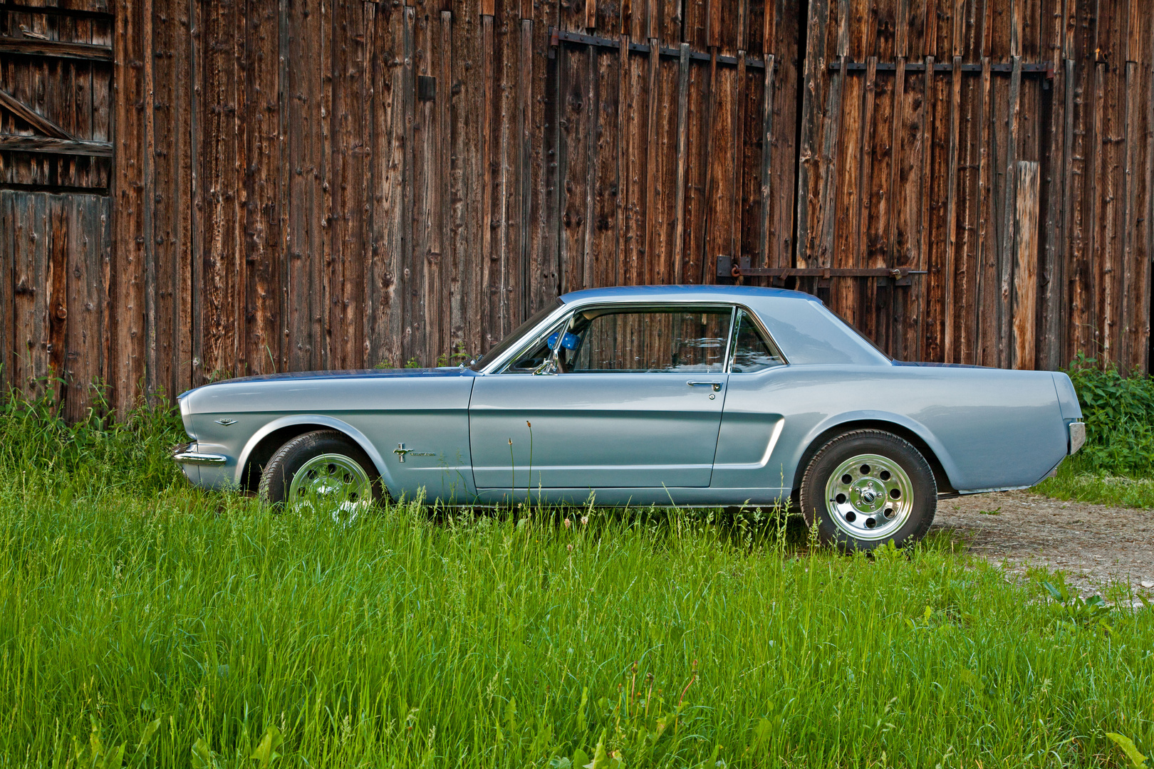 Landmaschinen ;-) Ford Mustang vor Scheune