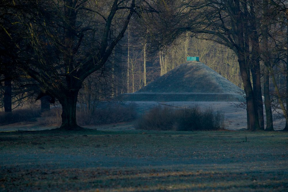 Landpyramide geküsst von den ersten Sonnenstrahlen