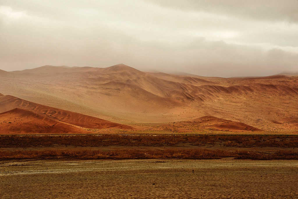 Landregen ueber Sossus - Gentle Rain at Sossus