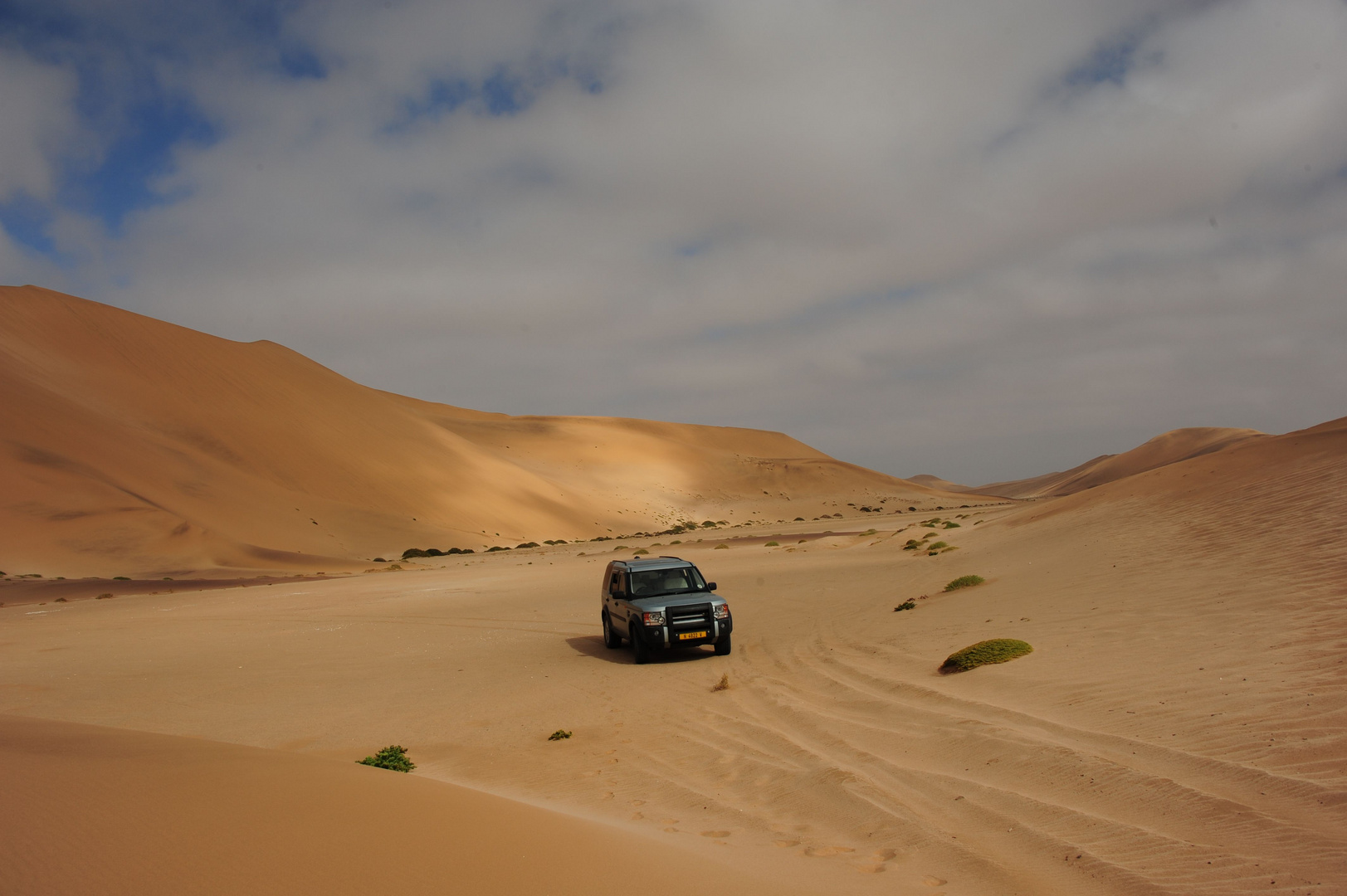 Landrover at the dunes