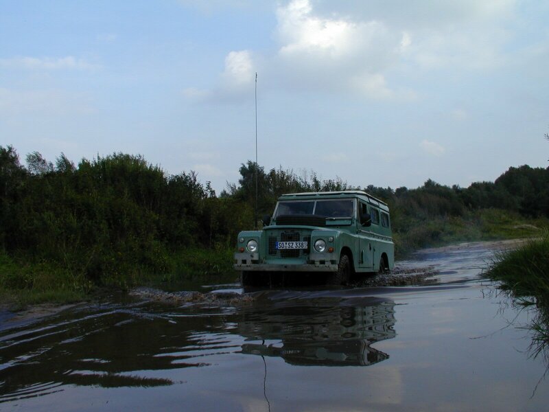 Landrover schwimmt ?