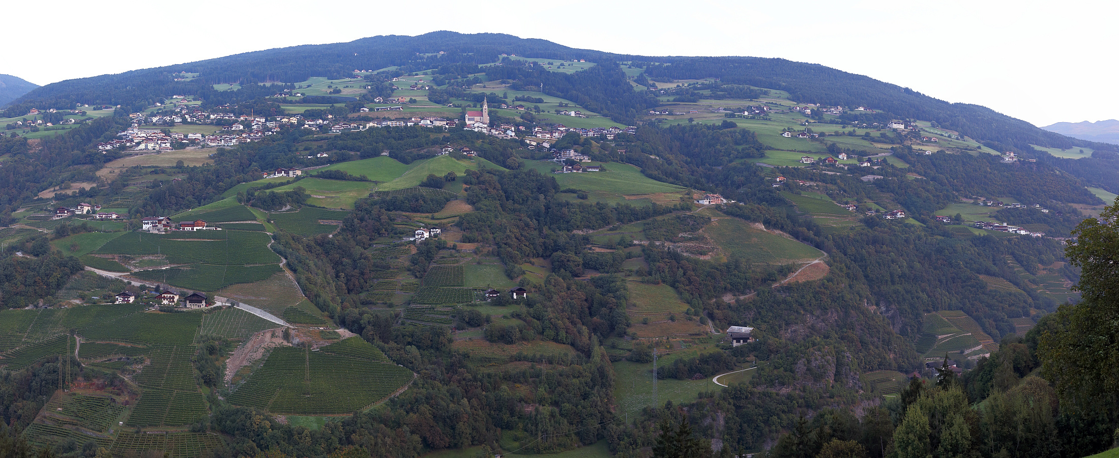 Landschaft am Berg in Südtirol in Italien nach der Abfahrt Richtung Grödnertal in Klausen...