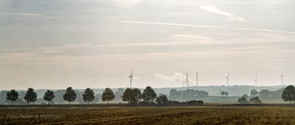 LANDSCHAFT AM MORGEN AUS DEM FAHRENDEN ZUG GESEHEN #2