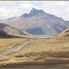 Landschaft am Pass ... Bahn und Bus ... in Peru Ü1400K