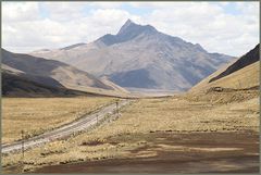 Landschaft am Pass ... Bahn und Bus ... in Peru Ü1400K