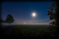 Landschaft bei Nacht und Nebel