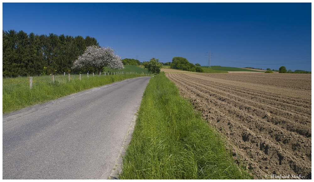 Landschaft bei Overath im Bergischen Land -1-