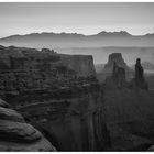 Landschaft hinter dem Mesa Arch S/W