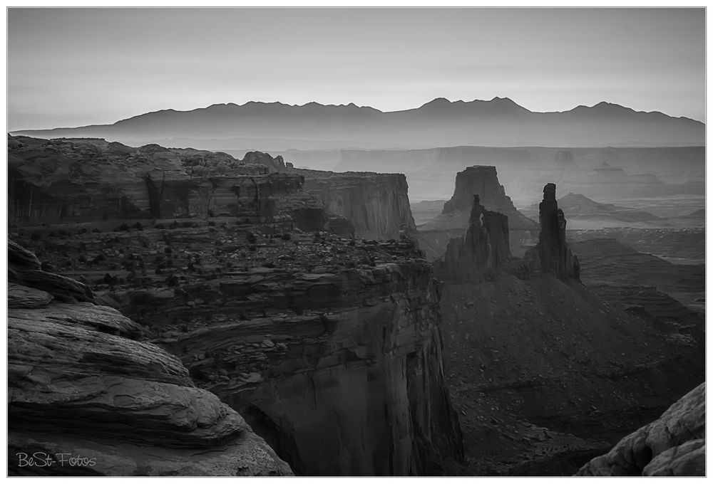 Landschaft hinter dem Mesa Arch S/W