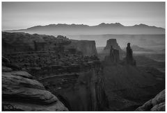 Landschaft hinter dem Mesa Arch S/W