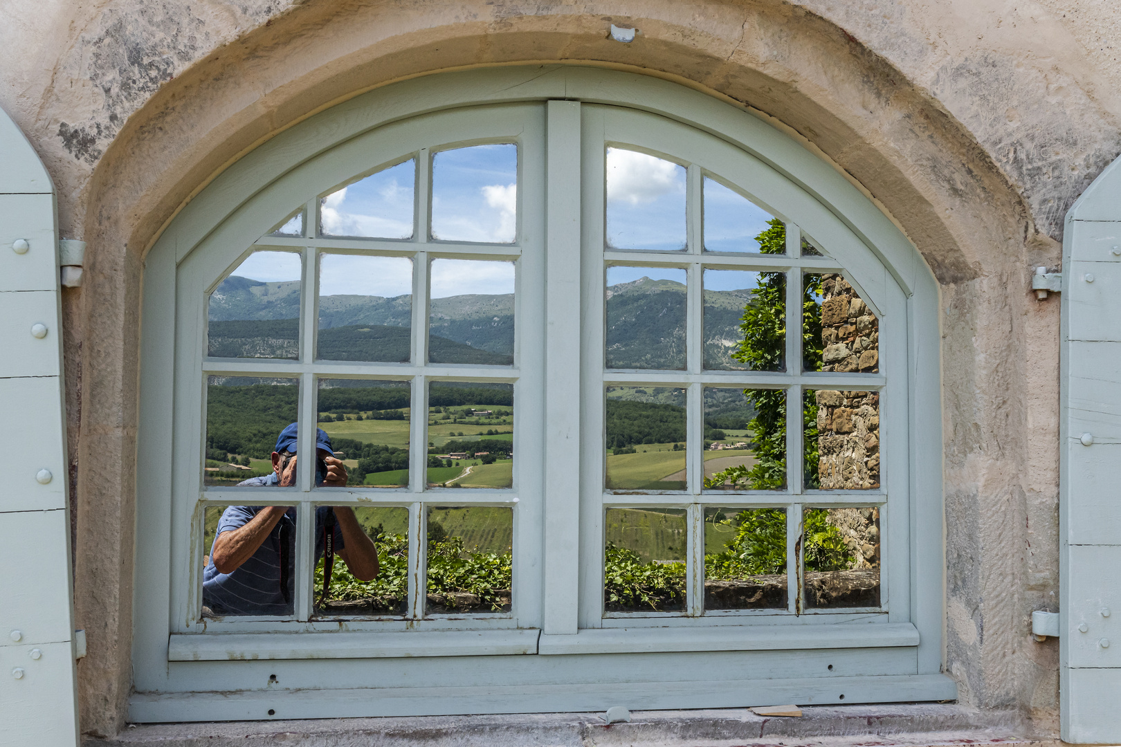 Landschaft im Fensterspiegel