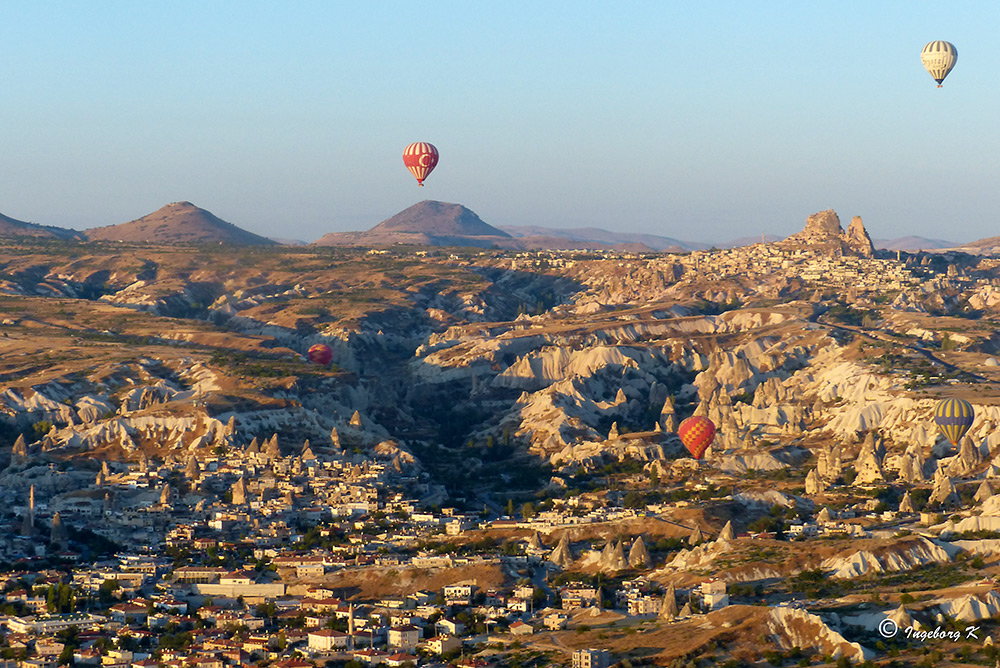 Landschaft in der Morgensonne - mit Vulkan im Hintergrnd