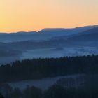 Landschaft mit Burg am Morgen