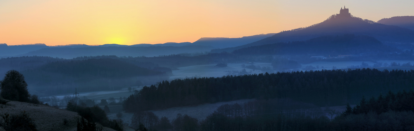 Landschaft mit Burg am Morgen