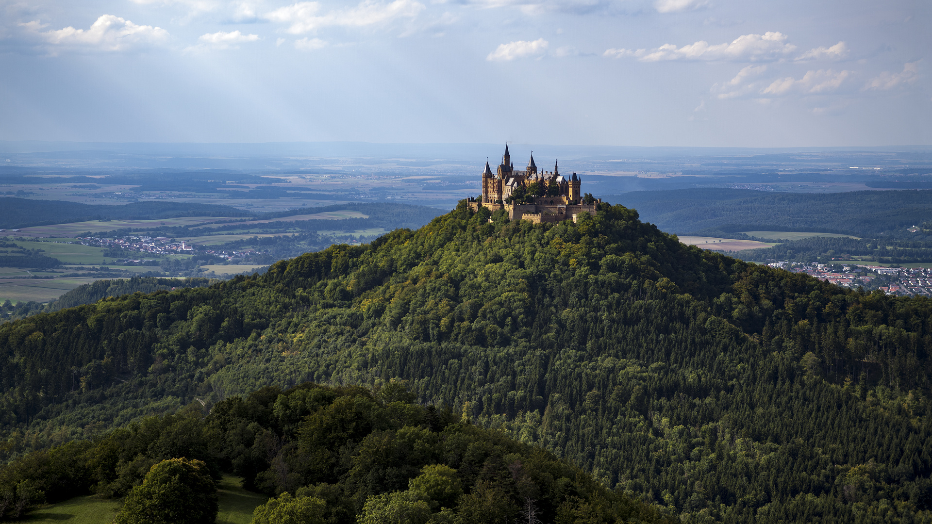 Landschaft mit Burg Hohenzollern am Abend