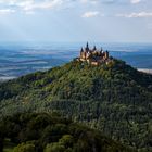 Landschaft mit Burg Hohenzollern am Abend