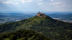 Landschaft mit Burg Hohenzollern am Abend