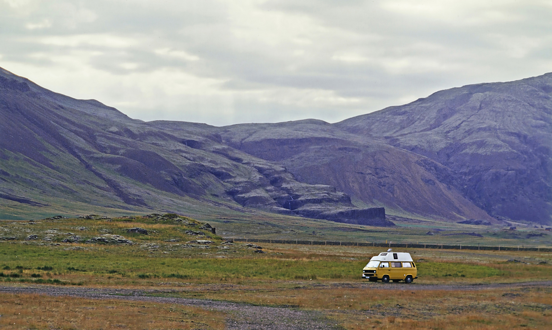 Landschaft mit Bus 