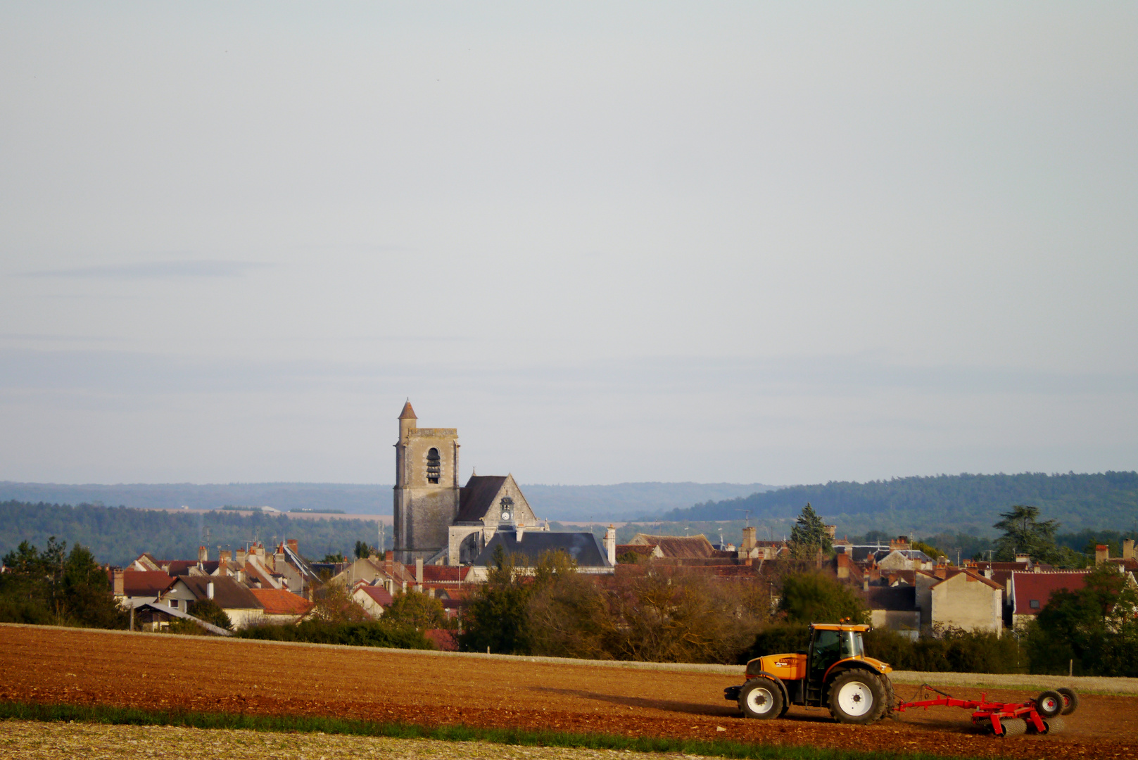 Landschaft mit gelbem Traktor