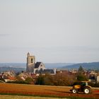 Landschaft mit gelbem Traktor