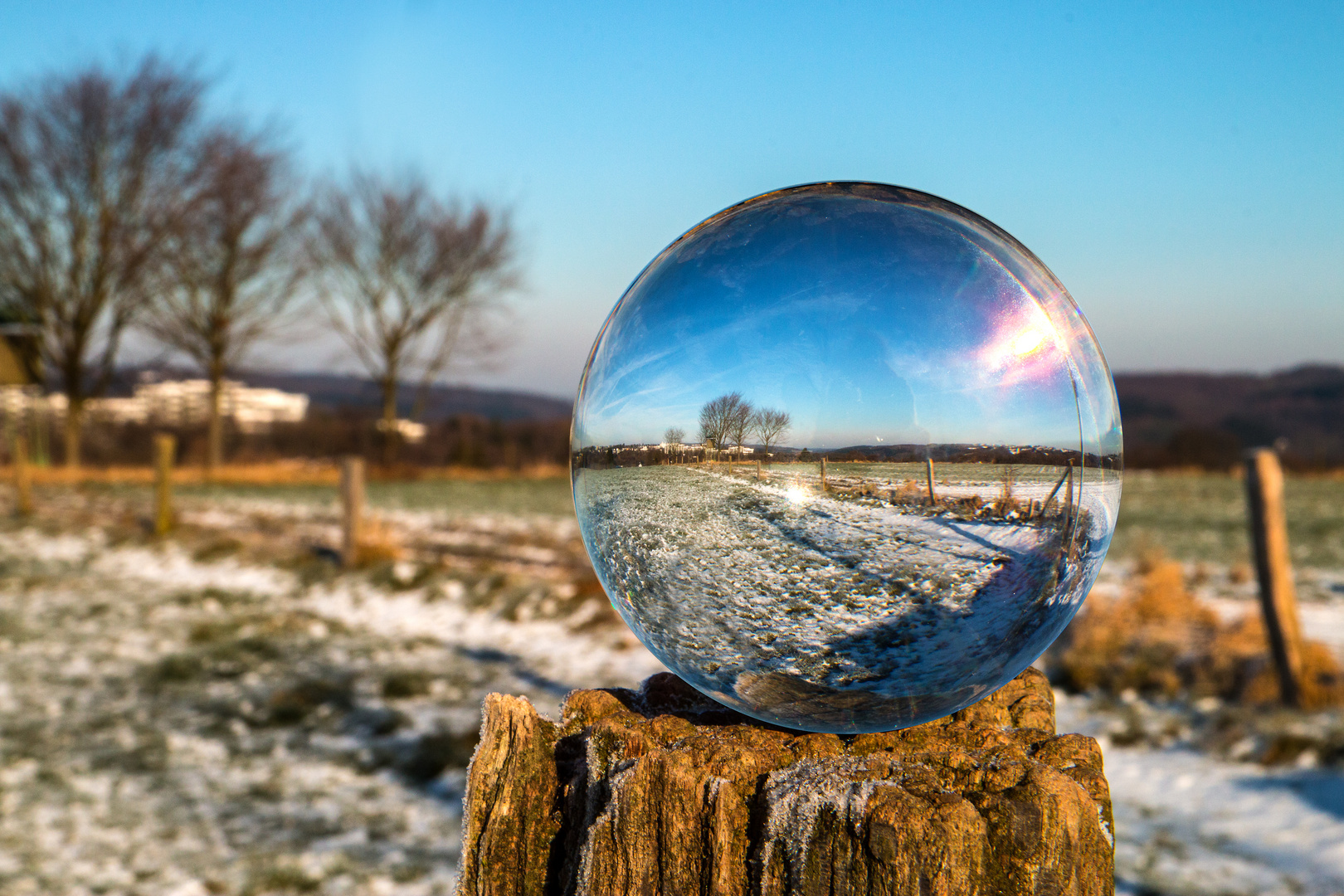 Landschaft mit Glaskugel