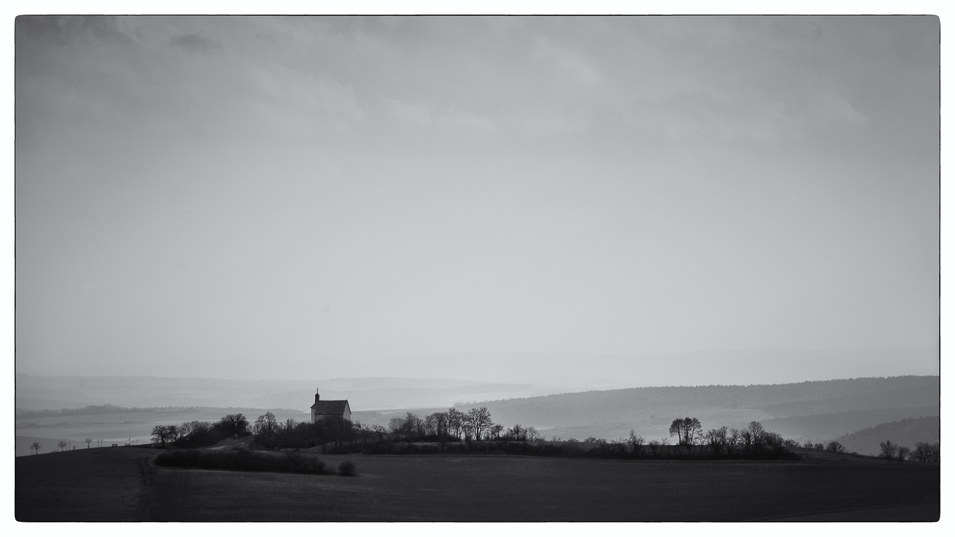 Landschaft mit Kapelle