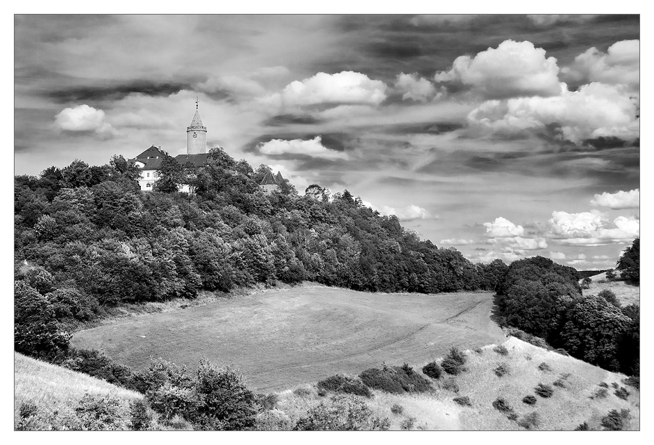 Landschaft mit Leuchtenburg