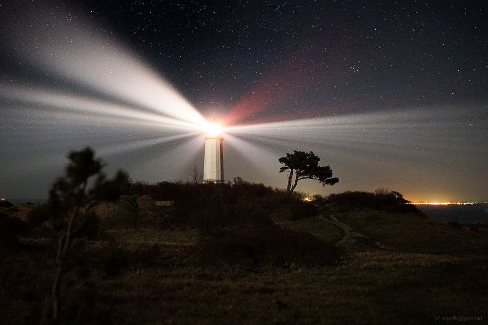 Landschaft mit Leuchtturm bei Nacht