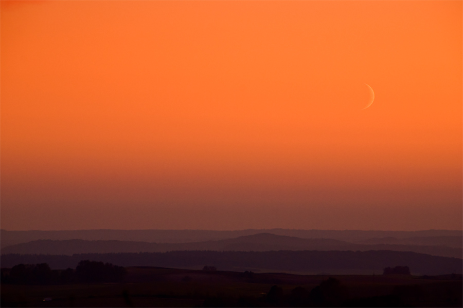 Landschaft mit Mondsichel